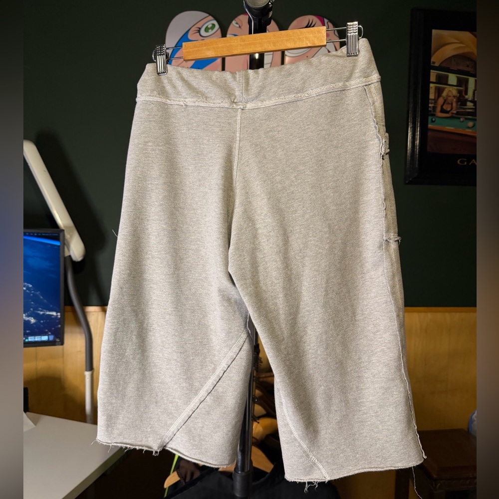 NFL Team Pittsburgh Steelers Football Gray Women’s Capri Pocket Shorts - Picture 5 of 6